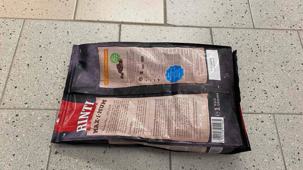 Rinti-Trockenfutter-Test: Rückseite von Rinti-Trockenfutter mit wichtigen Ifnromartionen zum Futter.