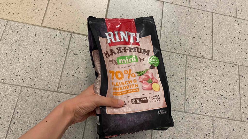 Rinti-Trockenfutter getestet: eine Packung Rinti-Trockenfutter noch verschlossen in der Hand.