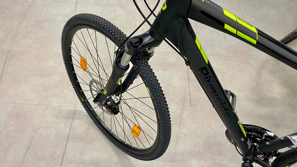Vorderreifen eines getesteten Crossbike, welcher mit zwei Reflektoren ausgestattet ist.