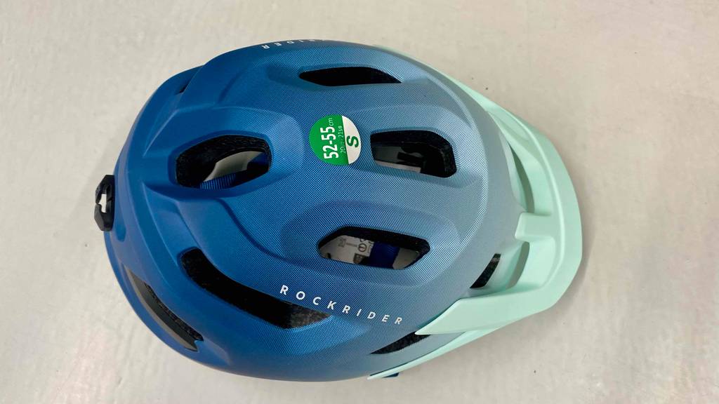 MTB-Helm-Test: Nahaufnahme Oberseite mit Größenangabe.