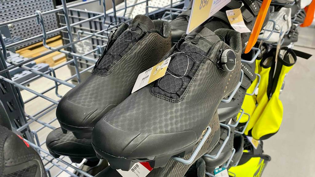 MTB-Schuhe-Herren-Test: ein Paar MTB-Schuhe von vorn ersichtlich mit Etikett darauf.