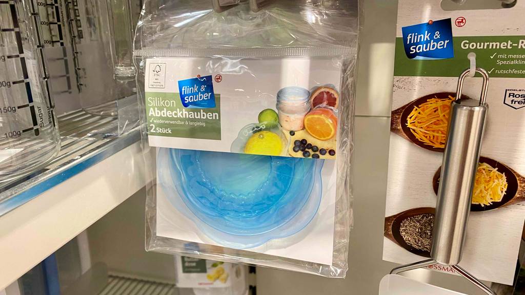 Silikondeckel im TEst: ein Silikondeckel hängt in der Verpackung in einem Regal.