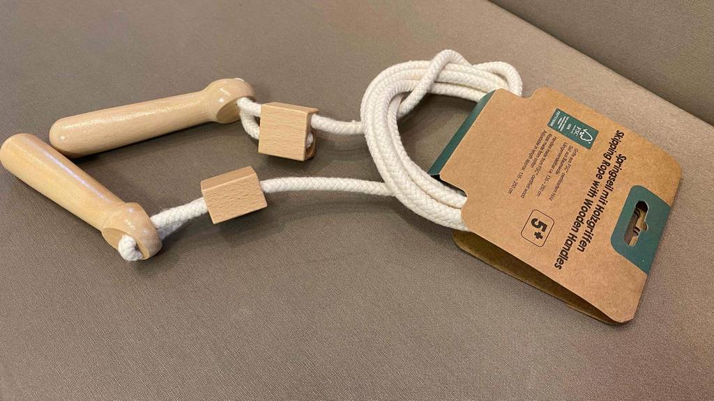 Im Test: Ein Springseil für Kinder auf einer hellen Fläche.