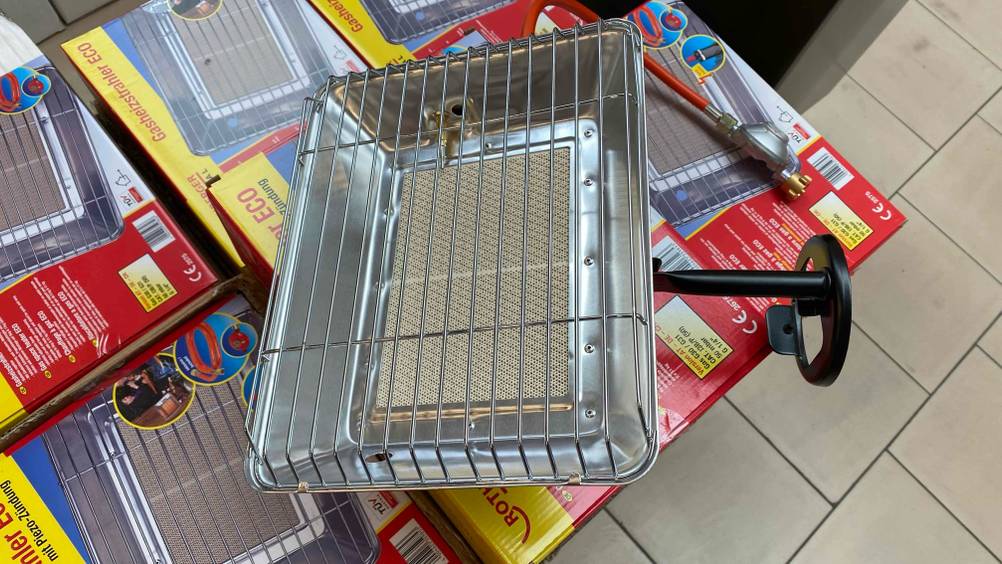 Im Test: Auf mehreren Originalkartons liegt ein ausgepackter Gasheizstrahler.