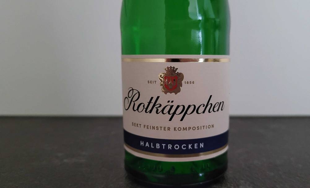 Im Test: Nahaufnahme des Labels einer Flasche Sekt.