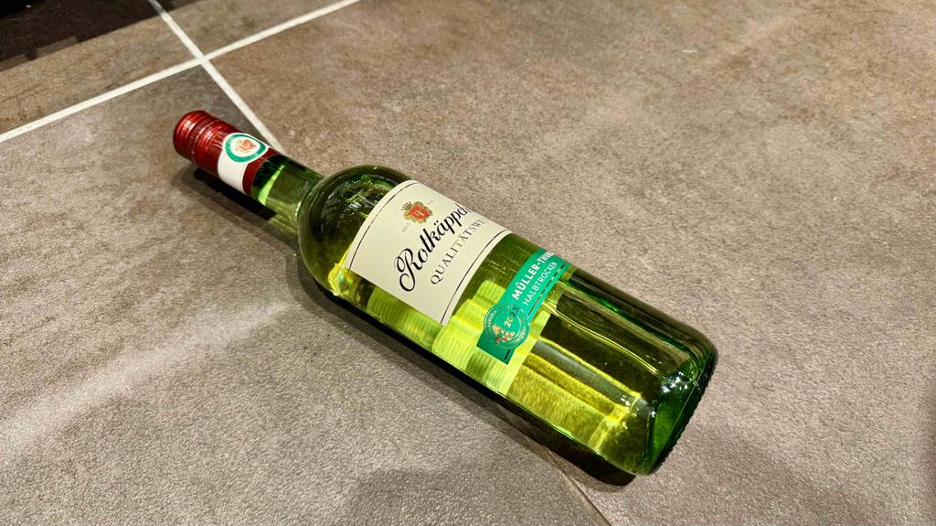 Die liegende Flasche des getesteten Rotkäppchen-Weins.