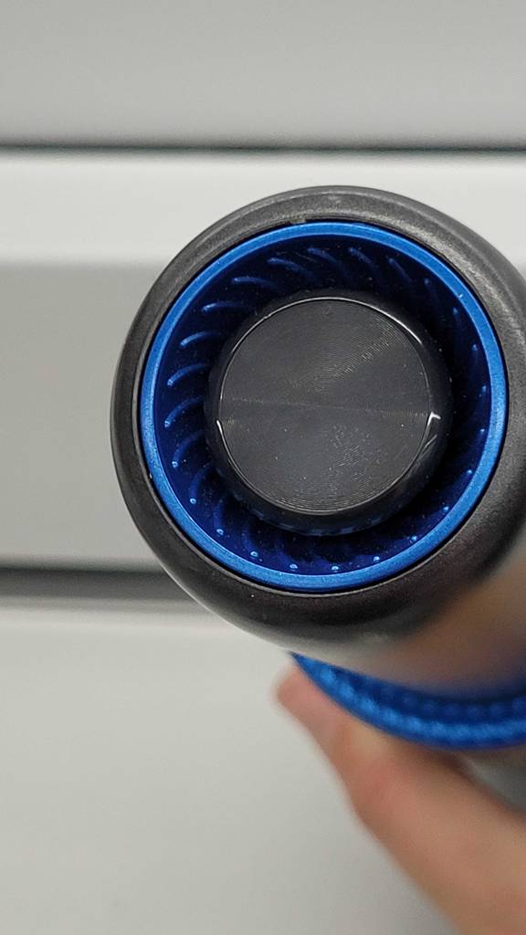 Nahaufnahme der Düse eines getesteten Autostaubsaugers.