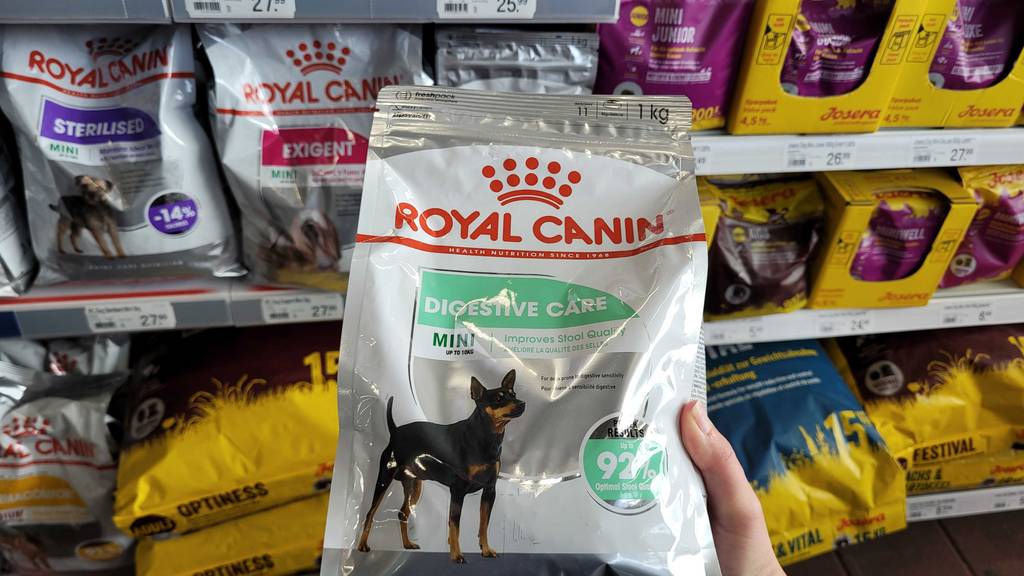 Hundefutter-für-Magen-Darm-empfindliche-Hunde getestet: Royal-Canin Hundefutter mit 1 kg Inhalt wird vor einem Regal gehalten.