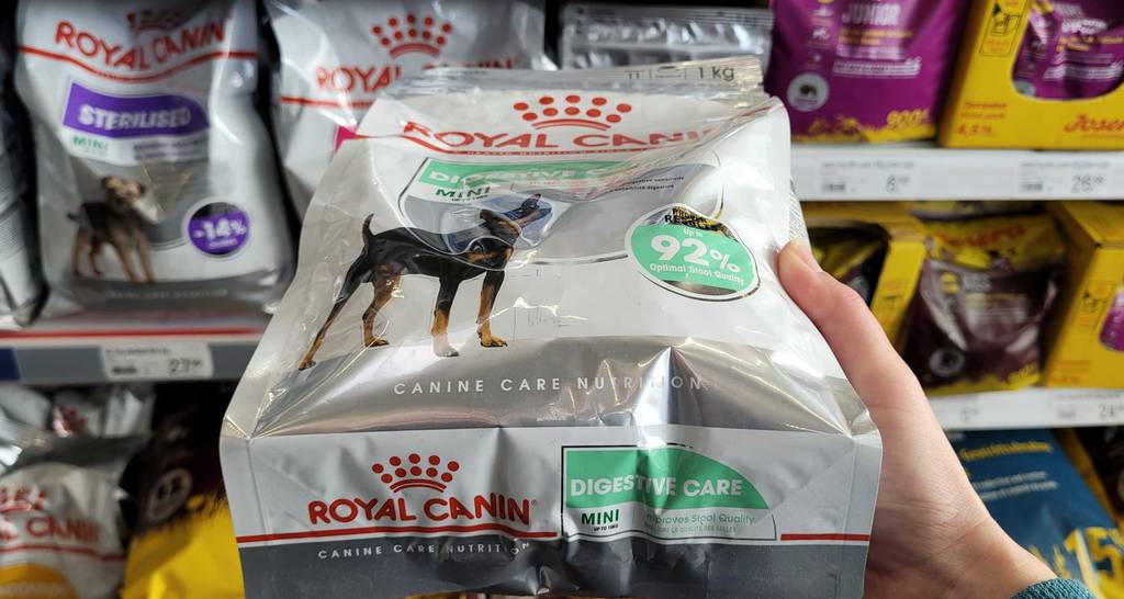 Hundefutter-für-Magen-Darm-empfindliche-Hunde im Test: Hundefutter Canine Care Nutrition der Marke Royal-Canin wird in der Hand gehalten.