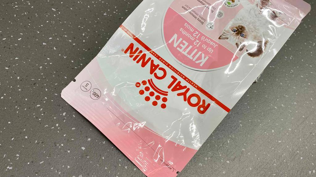 Kitten Trockenfutter im Test: Eine Packung schräg liegend auf dunkler Fläche