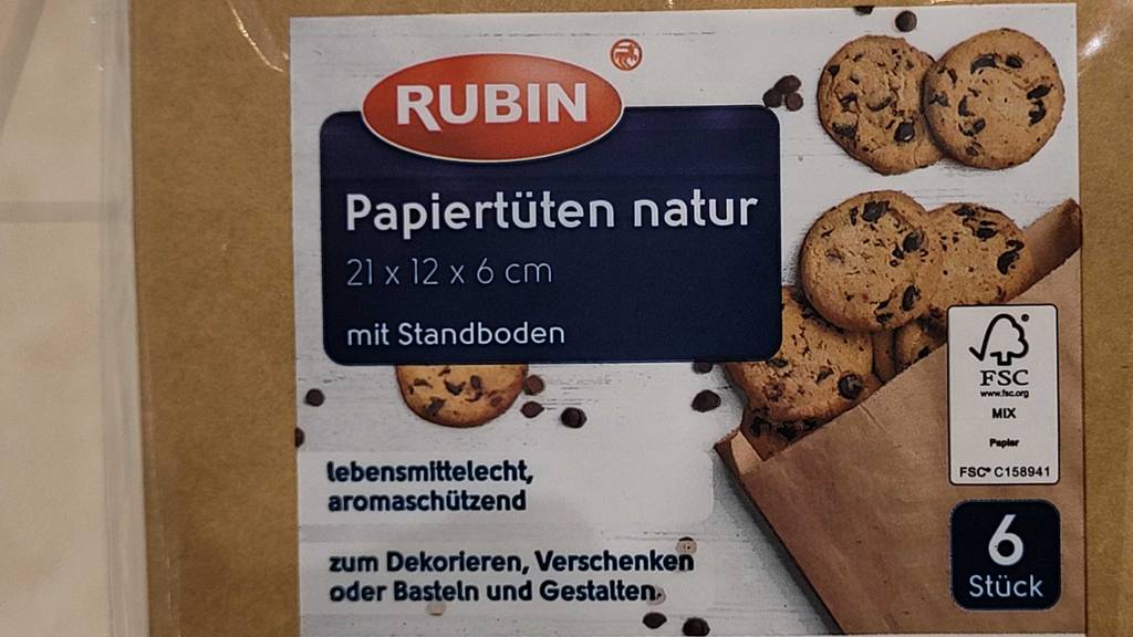 Nahaufnahme des Etiketts der getesteten Papiertüten mit den Maßen 12 x 12 x 6 cm.
