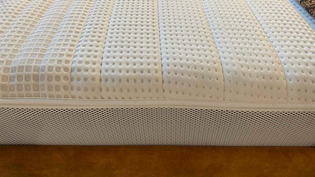 Matratze-120x200-Test: eine Matratze von der Seite ersichtlich.