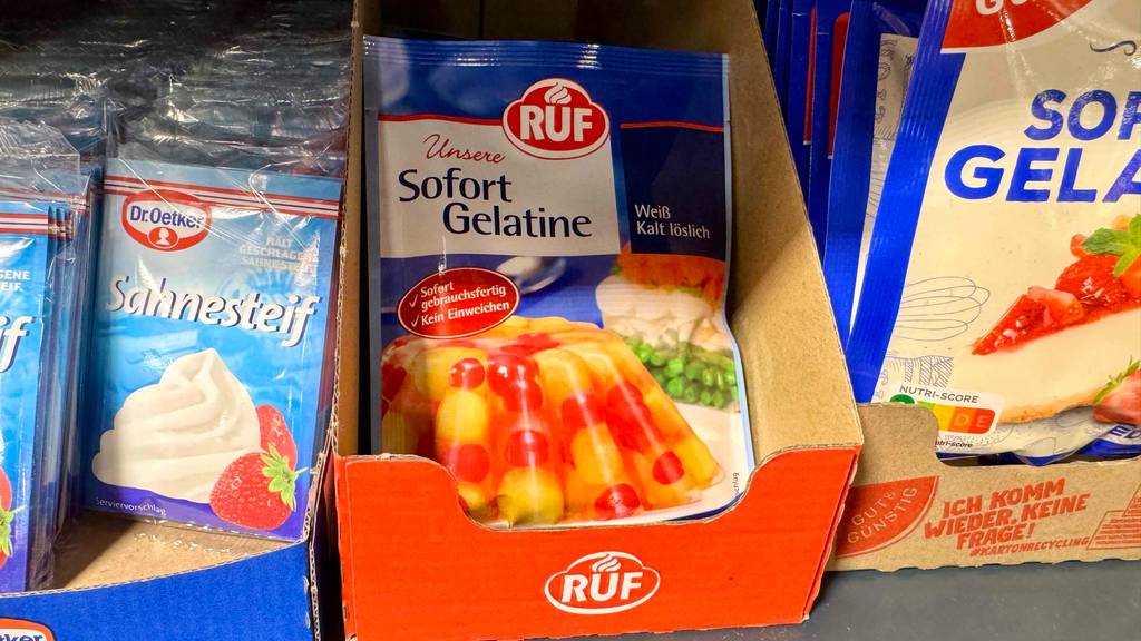 Gentestes Gelatine-Pulver befindet sich in einem Karton, das sich in einem Regal befindet.