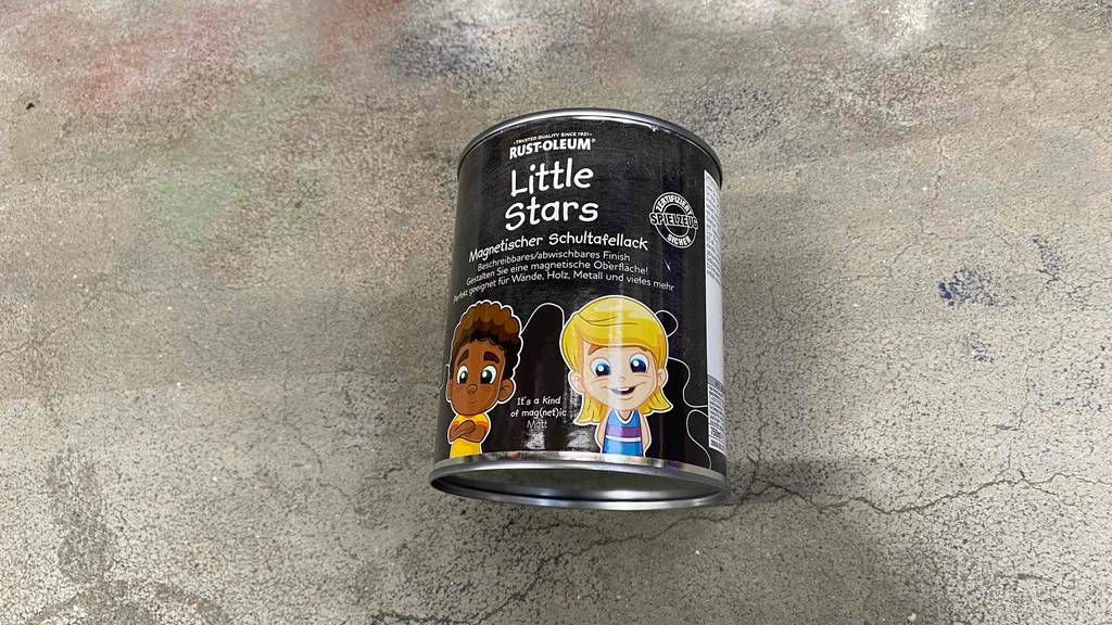 Eine getestete Magnetfarbe liegt verpackt auf dem Steinboden.