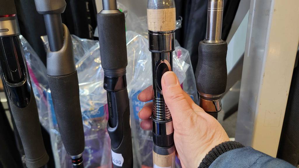 Griff von getesteten Spinnruten wird gehalten.