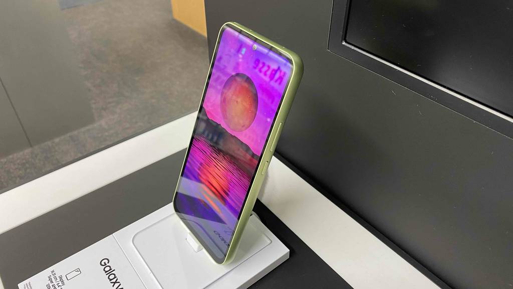5G-Handy getestet: 5G-Handy eingeschaltet steht als Ausstellungsstück in einem Geschäft.