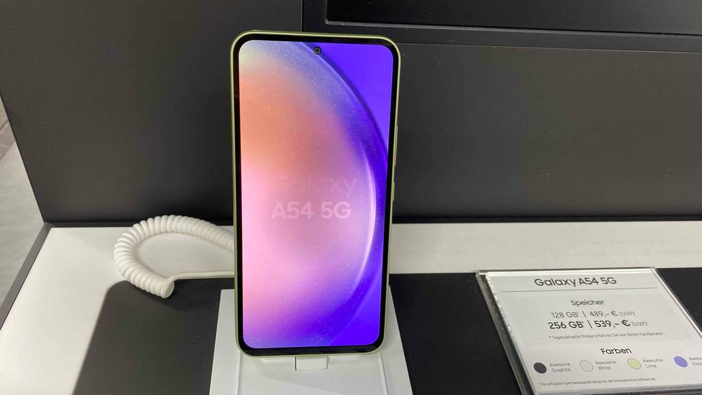 5G-Handy im Test: Samsung Galaxy A54 steht als Ausstellungsmodell in einem Geschäft.
