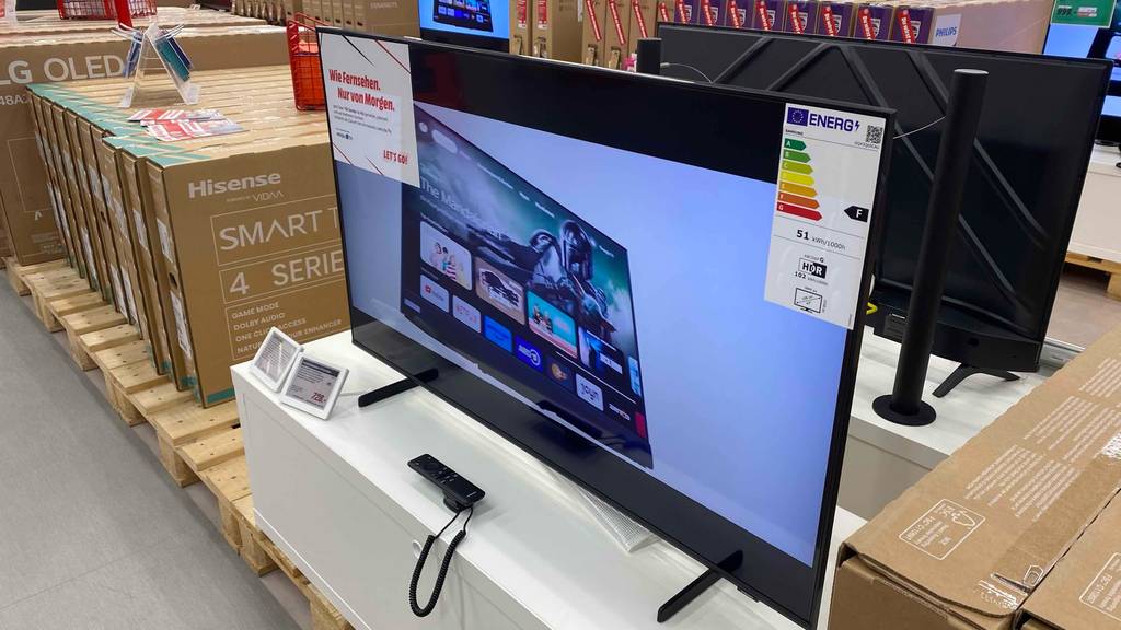 Samsung-Fernseher-43-Zoll getestet: Samsung-Fernseher in einem Geschäft stehend mit Etikett auf dem Fernseher.
