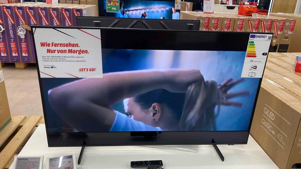 Samsung-Fernseher-43-Zoll im Test: Samsung-Fernseher in einem Geschäft stehend.
