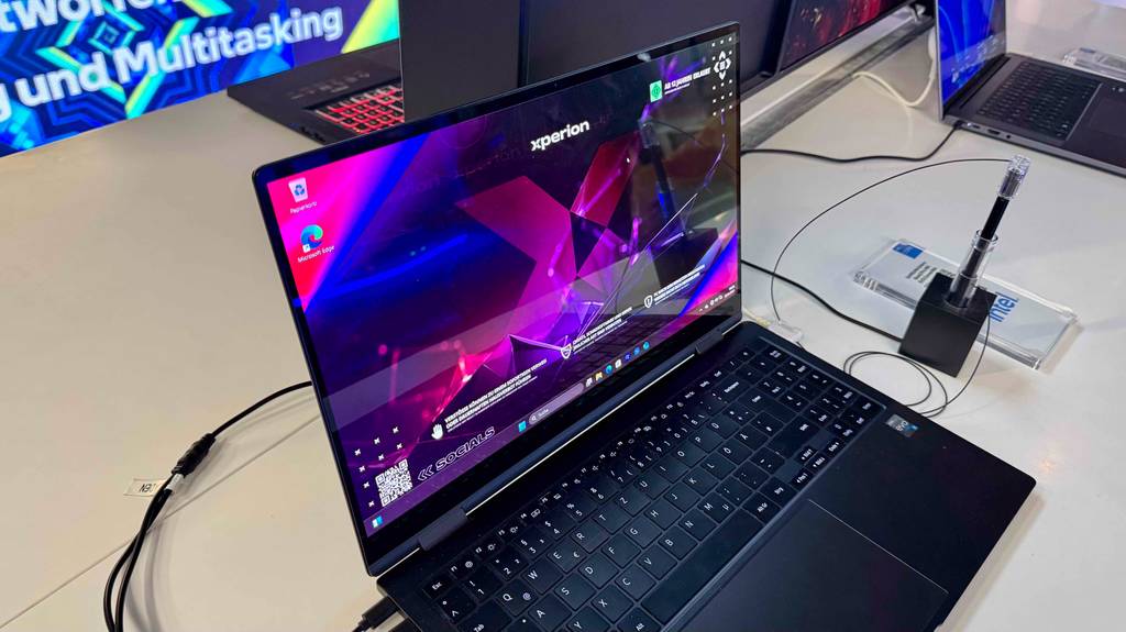 Im Test: Der Gaming-Laptop-15-Zoll, mit hochgeklapptem, eingeschaltetem Bildschirm steht im Geschäft.