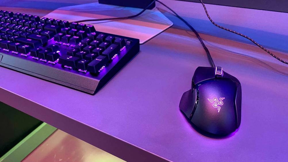 Gaming-Tastatur und -Maus getestet: Gaming-Tastatur und -Maus von schräg oben auf einer hellen Oberfläche