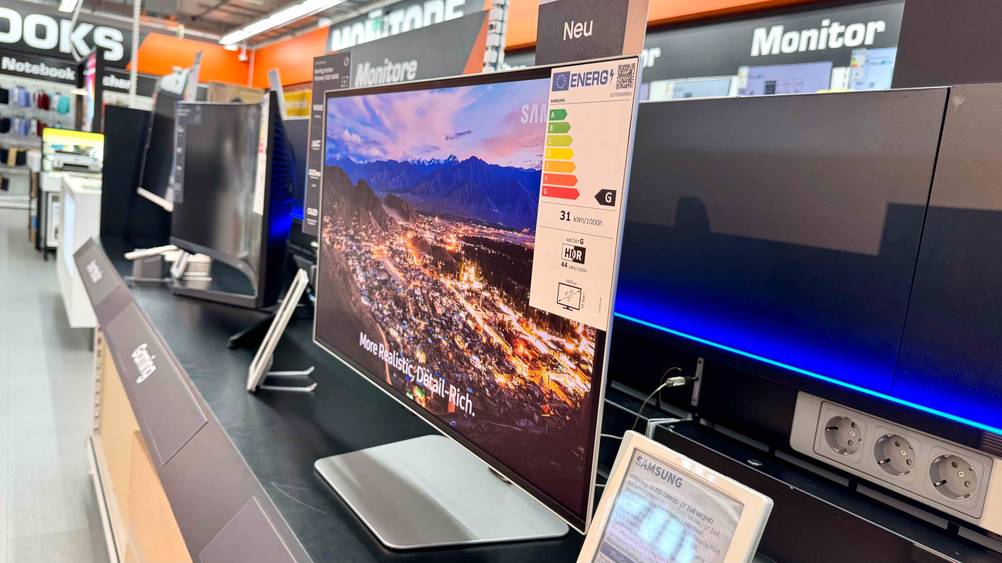Seitliche Perspektive des getesteten Samsung-Monitors (27 Zoll), welcher in einem Geschäft ausgestellt ist.