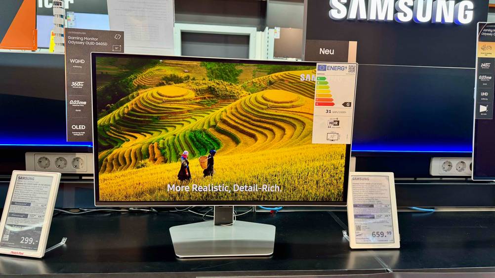 Der getestete Samsung-Monitor (27 Zoll) im eingeschalteten Zustand.