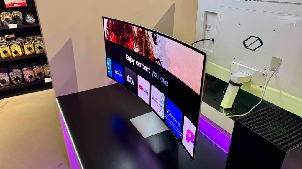 Samsung-Monitor im Test: Das Modell steht eingeschaltet auf einem Ausstellungstisch.