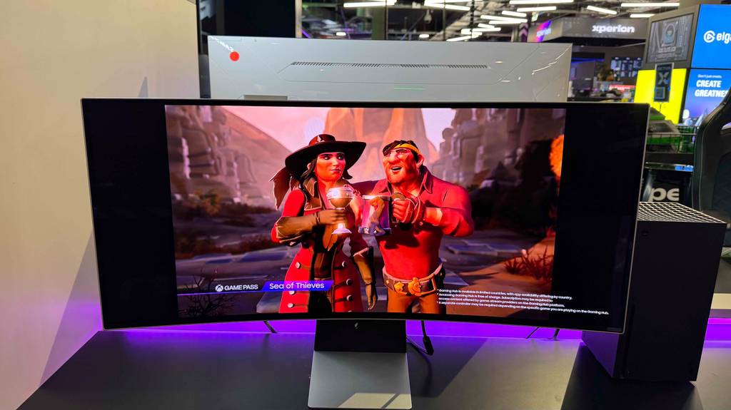 Der getestete Samsung-Monitor steht eingeschaltet in einem Geschäft.