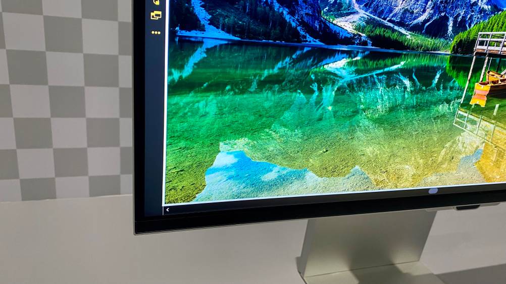 27-Zoll-Monitor getestet: Linke untere Ecke eines Monitors im Detail