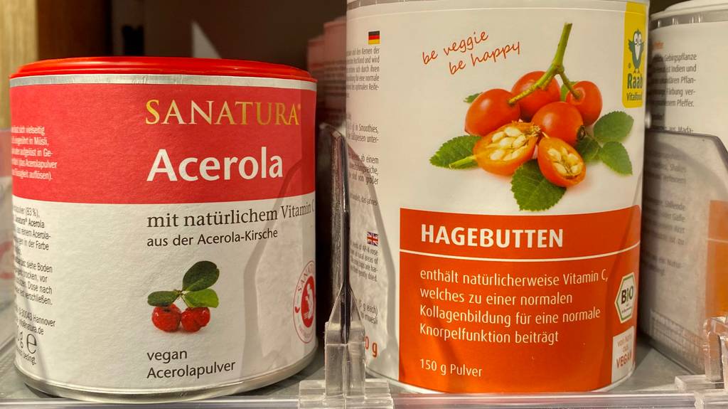 Im Test: Eine Dose Acerola steht neben anderen Produkten im Regal