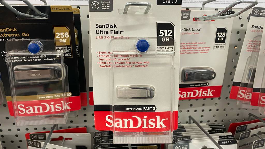 USB-Stick (512GB) getestet: Ein verpacktes Gerät hängt neben anderen im Regal.