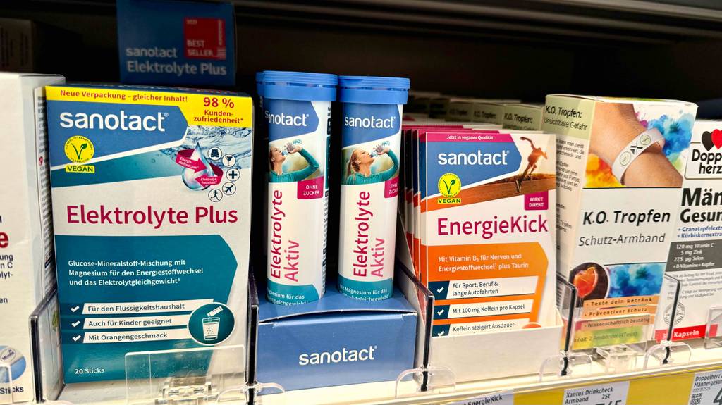 Die getesteten Elektrolyte-Tabletten befinden sich in einem Regal neben anderen Produkten.