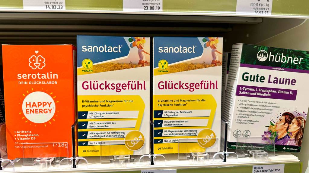 Die getesteten natürlichen Stimmungsaufheller befinden sich in einem Regal neben andere Produkte.