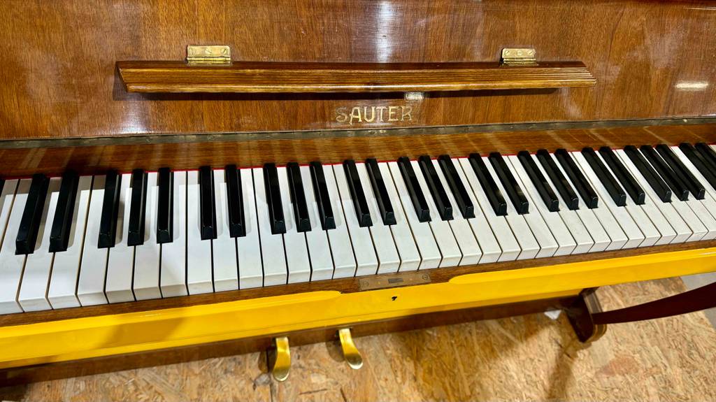 Die Klaviertasten eines getesteten Stage-Pianos im Fokus.