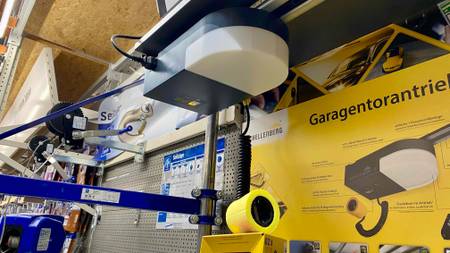Ganzaufnahme vom getesteten Garagentorantrieb.