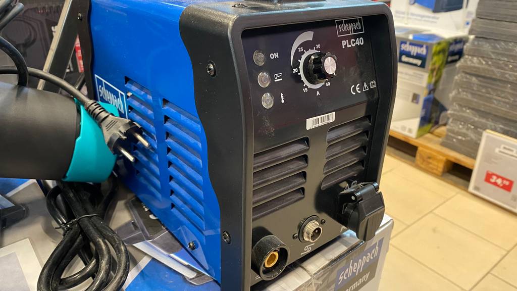 Plasmaschneider-Test: blauer Plasmaschneider steht auf Verpackung.