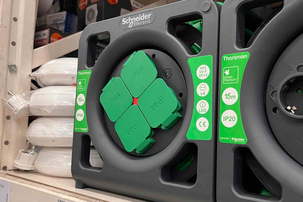 Kabeltrommel-Test: Kabeltrommel von Schneider-Electric mit verschlossenen Verschlusskappen in einem Regal stehend.