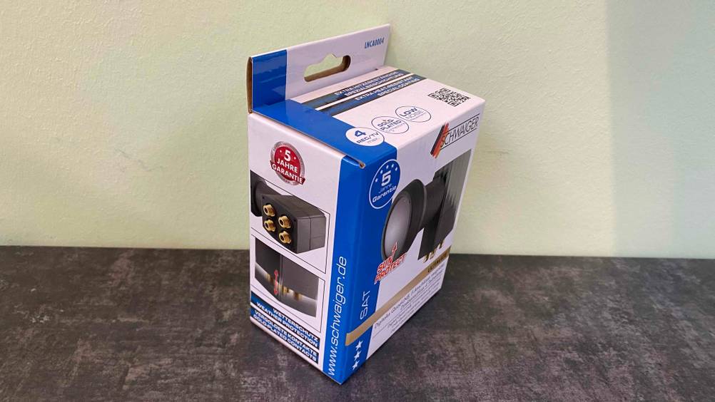 Im Test: Ein Karton mit LNB steht vor einer hellen Wand.