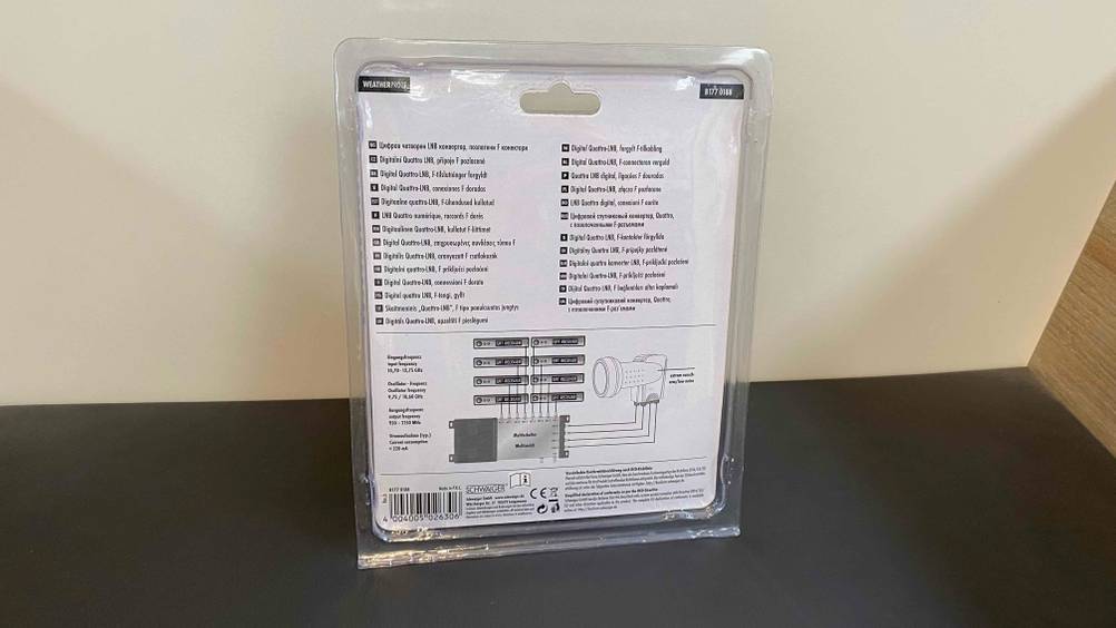 Im Test: Rückseite eines verpackten Quattro-LNB lehnt an einer Wand.
