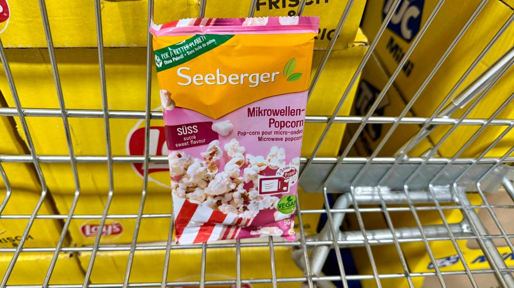 Test: Süße Mikrowellen-Popcorn befinden sich in einem Einkaufswagen.