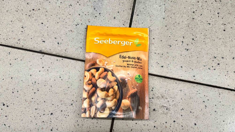Seeberger-Nüsse im Test: Eine Packung der Seeberger-Nüsse liegend auf einem Boden.