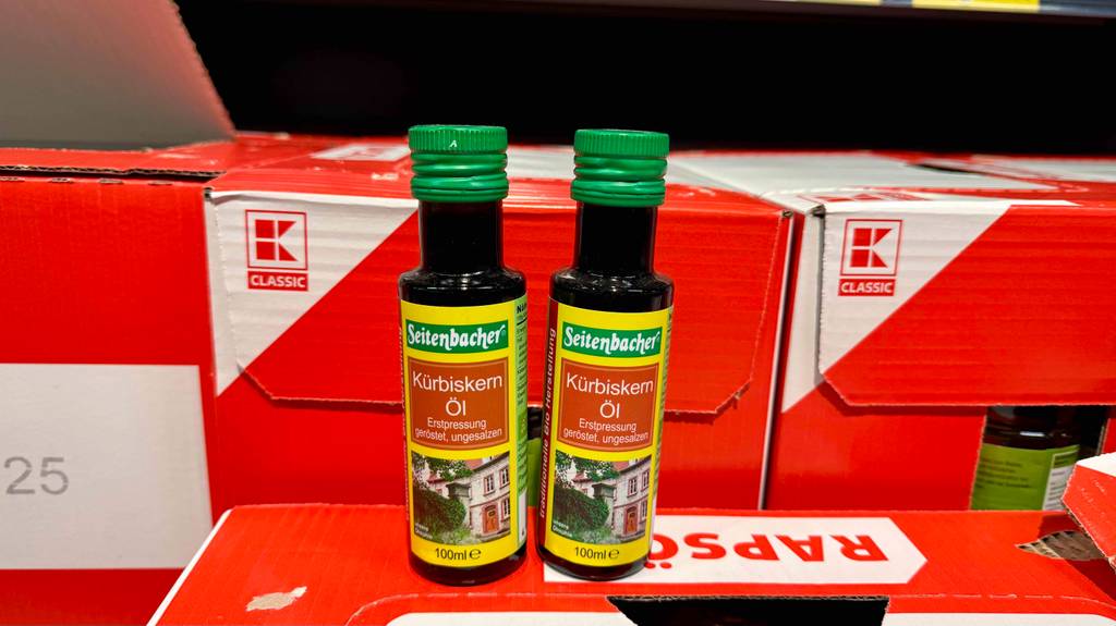 Test: Zwei Flaschen Bio-Kürbiskernöle stehen nebeneinander.
