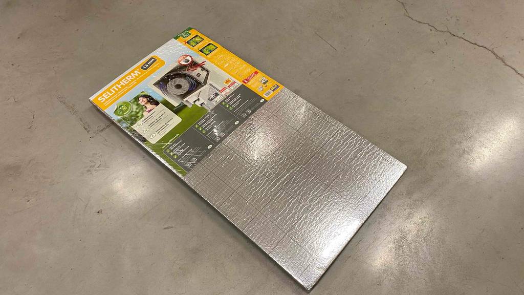 Rollladenkästen-Dämmung im Test: eine Rollladenkästen-Dämmung liegend auf einem Boden in der Verpackung.