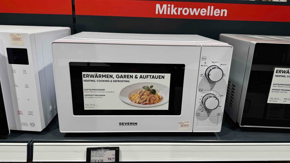 Frontansicht der getesteten Severin-Mikrowelle, welche in einem Regal steht.