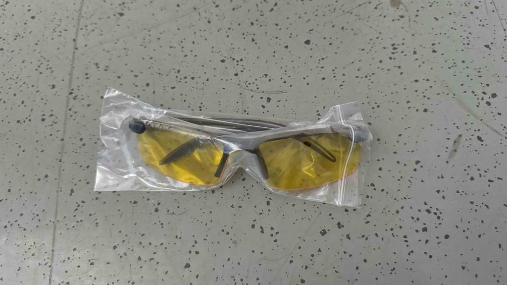 Getestet: eine Nachtsichtbrille mit gelben Gläsern liegt auf einer Fläche in der Verpackung.