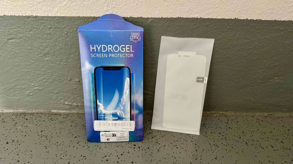 Die getestete Samsung-Galaxy-S9-Panzerglas ist neben der Verpackung aufgestellt.