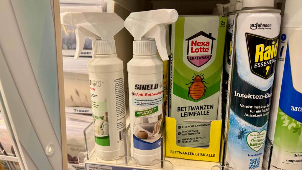 Im Test: Das Mittel gegen Bettwanzen in der weißen Sprühflasche steht zwischen weiteren Insektenbekämpfungsmitteln auf einem Regal im Verkaufsbereich.