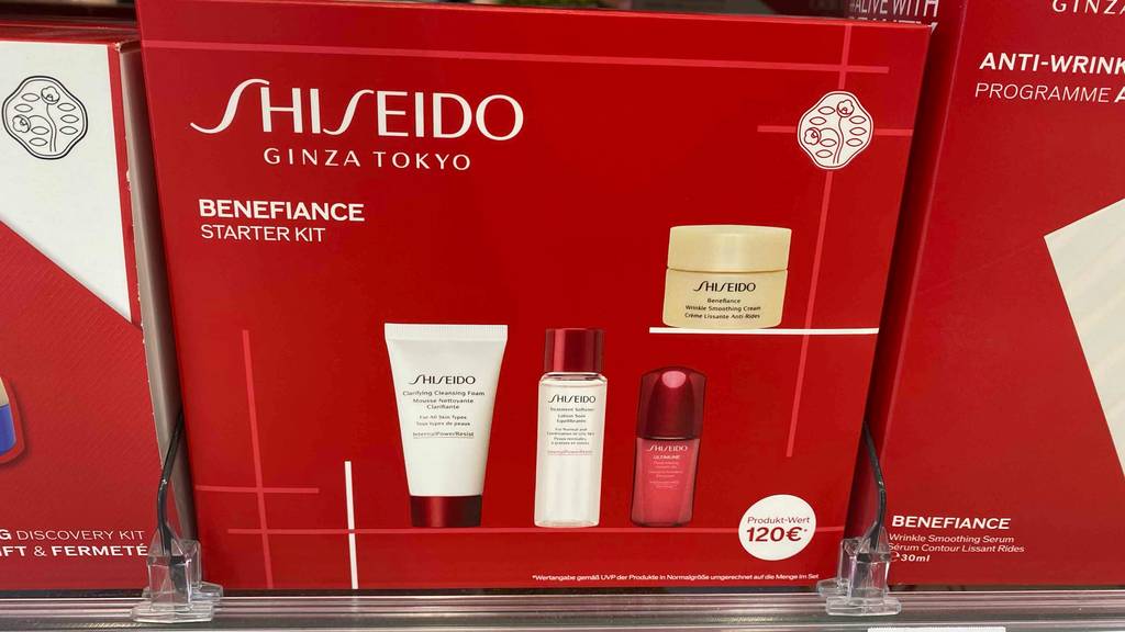 Im Test: Ein Gesichtspflege-Set neben anderen im Regal.