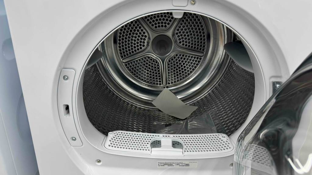 Nahaufnahme der Trommel eines getesteten Siemens-Wärmepumpentrockners.